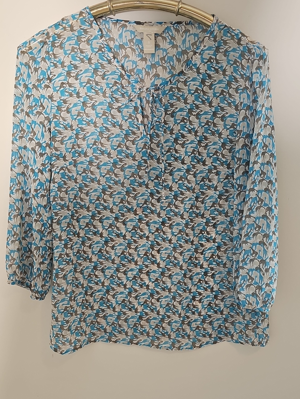 Banana Republic Lightweight Blue & Gray Printed Giraffe Women's Flowy Blouse. Sm